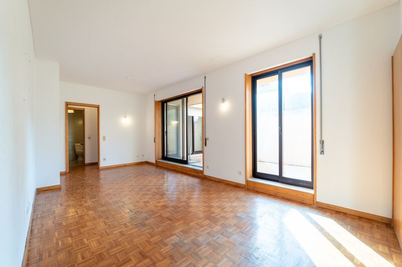 Apartment in Senhora do Porto - Image 2