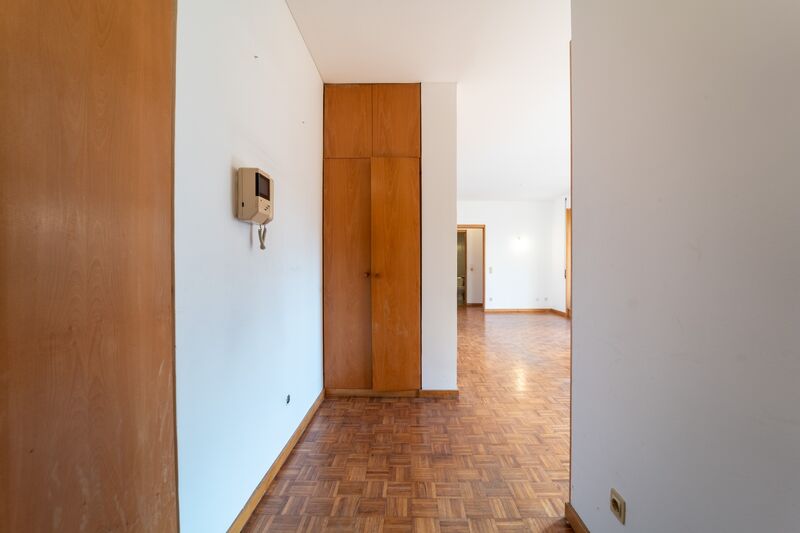 Apartment in Senhora do Porto - Image 3