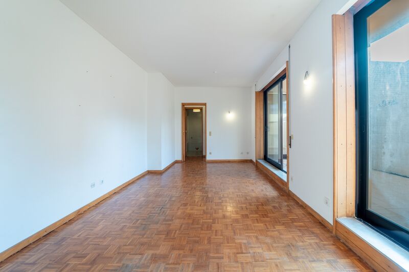 Apartment in Senhora do Porto - Image 4