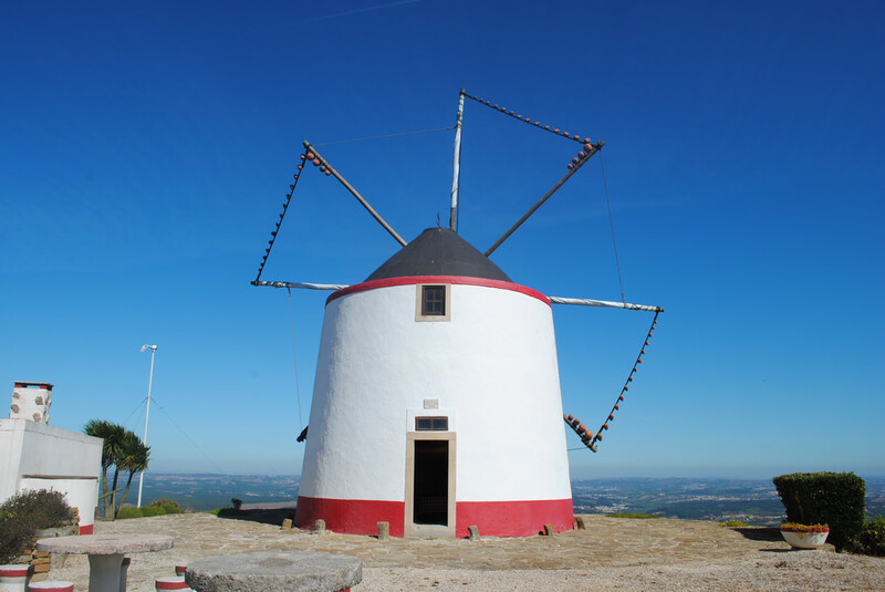 1000015962_moinho-de-penedo-dos-ovos-ergue-se-bem-alto-no-montejunto_orig.jpg