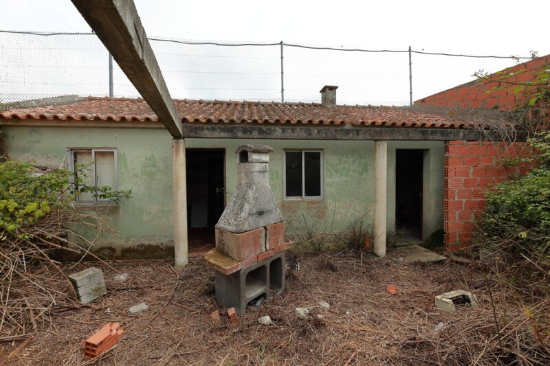 Venda Casa V1 Antiga no centro Costa de Prata Alfeizerão Alcobaça - jardim, quintal, garagem