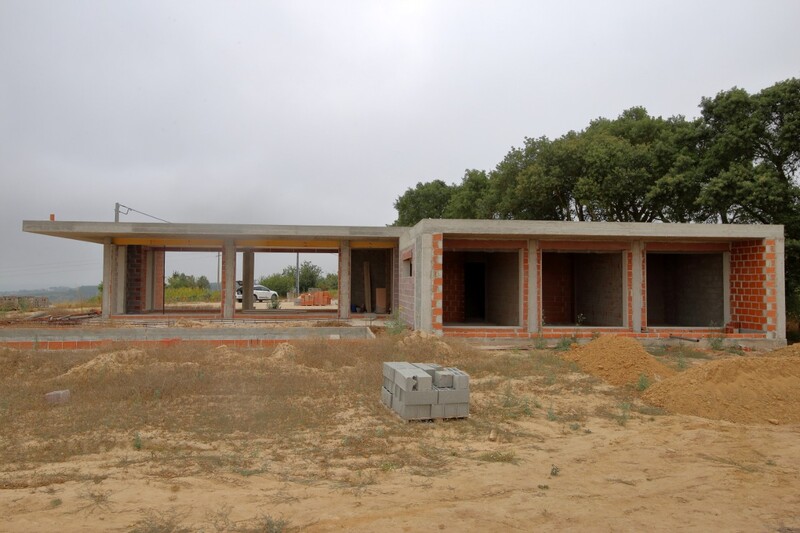 À venda Moradia nova V3 Costa de Prata Carvalhal Bombarral - piso radiante, bbq, piscina, jardim, garagem, painéis solares