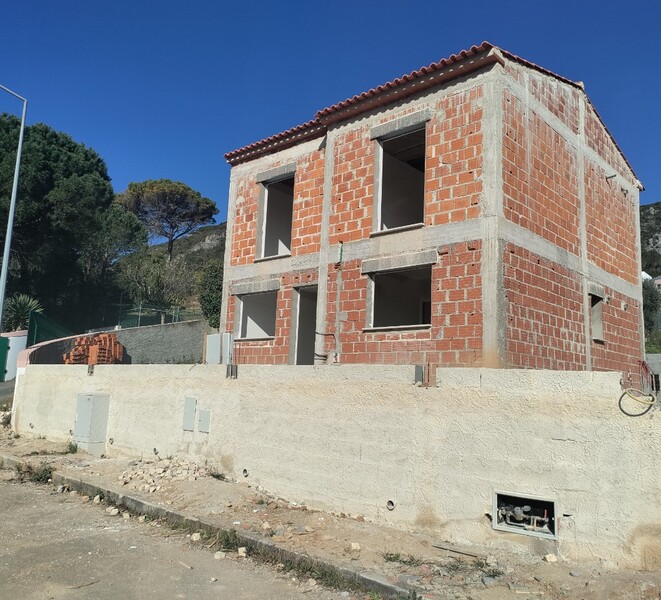 Para venda Moradia V3 em construção Costa de Prata Cercal Cadaval - painéis solares, jardim