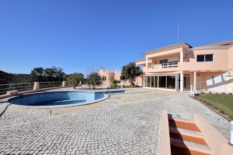 House V6 Costa de Prata Maiorga Alcobaça - garage, fireplace, gardens, balcony, garden, balconies, terrace, equipped kitchen, swimming pool, barbecue, store room, tennis court, solar panels