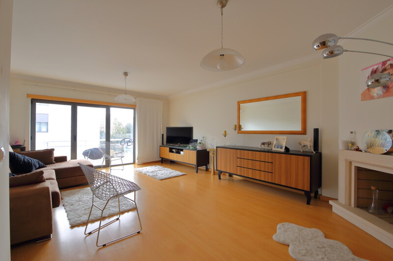 Apartamento T3 à venda Junto ao Centro da Cidade Nossa Senhora do Pópulo Caldas da Rainha - lareira, arrecadação, equipado, varanda, bbq, garagem, aquecimento central
