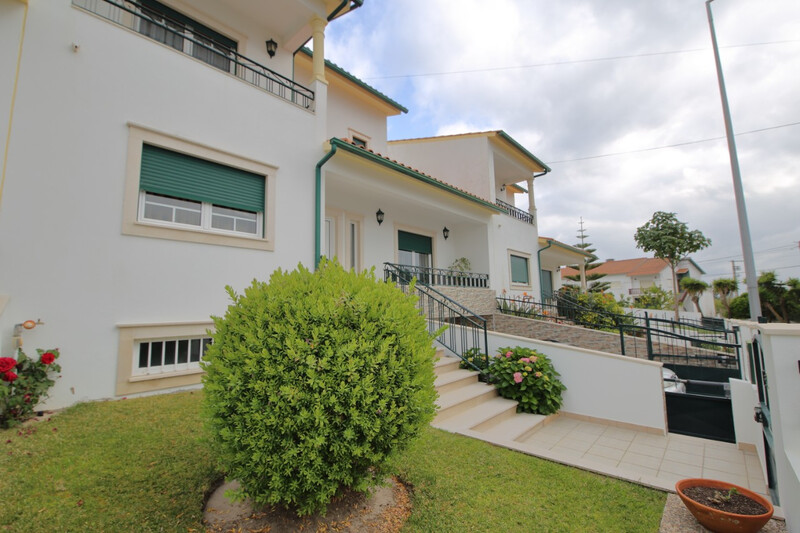 Moradia em bom estado V4 à venda Gaeiras Óbidos - varanda, vidros duplos, equipado, jardim, garagem, ar condicionado, aquecimento central, bbq, lareira