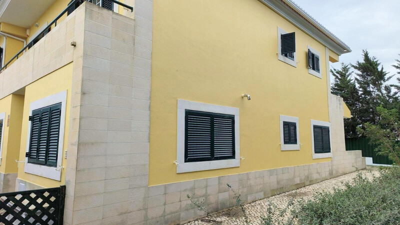House V4 in good condition Cascais - double glazing, playground, garage, boiler, central heating, garden, fireplace, balcony, swimming pool, air conditioning, balconies