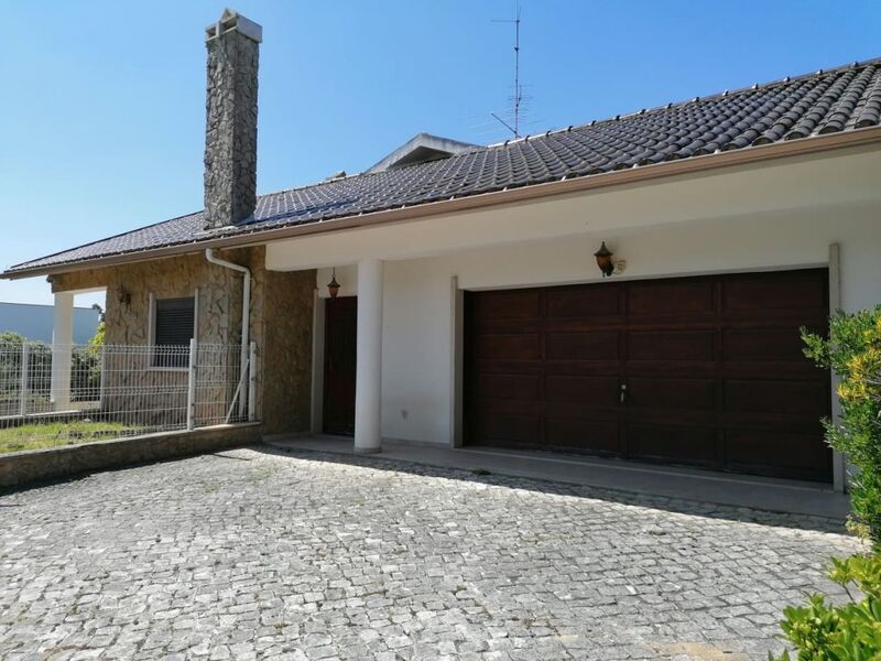 Moradia V8 Leiria para vender - garagem, piscina, alarme, bbq, aquecimento central, varanda, sótão, painéis solares, jardim, terraços, lareira