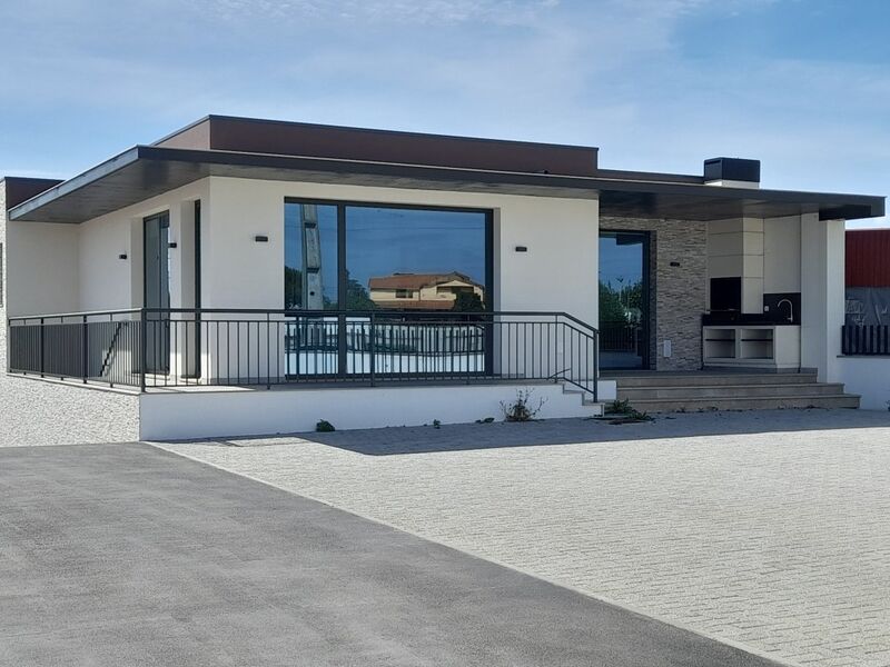 Moradia V3 Coimbrão Leiria para vender - aquecimento central, piscina, bbq, terraço, painéis solares, garagem, condomínio fechado