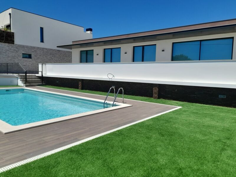 Moradia V3 Coimbrão Leiria - piscina, painéis solares, aquecimento central, bbq, terraço, condomínio fechado, garagem