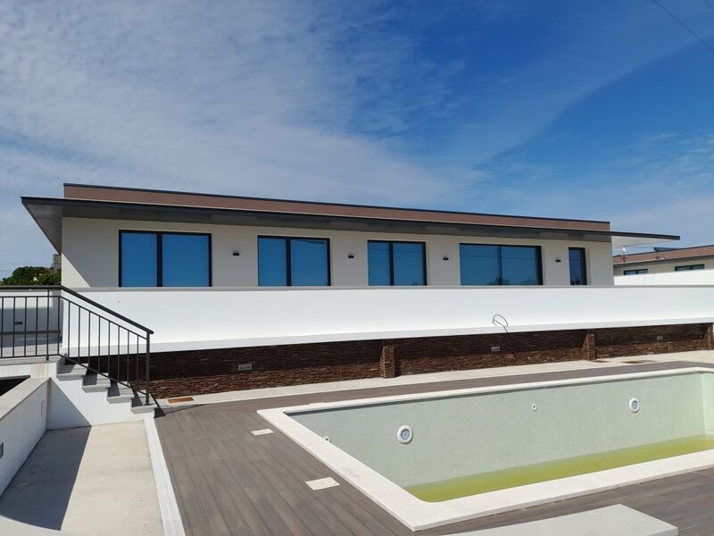 Venda Moradia V3 Coimbrão Leiria - aquecimento central, piscina, painéis solares, condomínio fechado, bbq, terraço, jardim, garagem