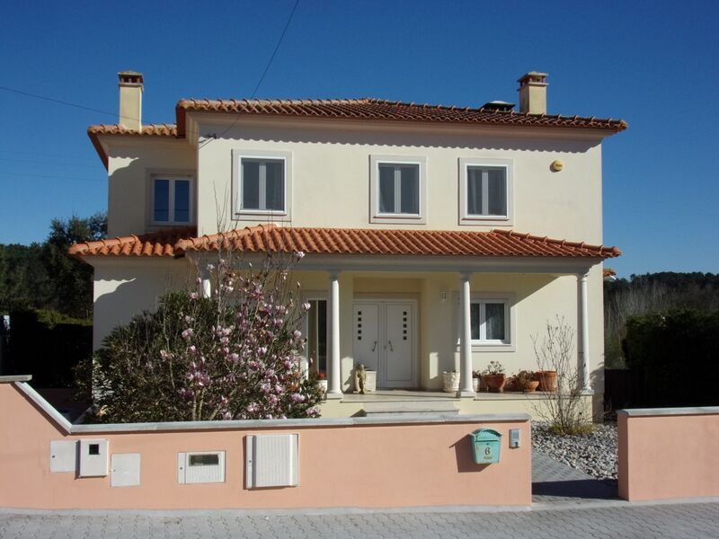 Moradia V4 em bom estado Monte Redondo Leiria para venda - varanda, jardim, aquecimento central, bbq, piscina, garagem