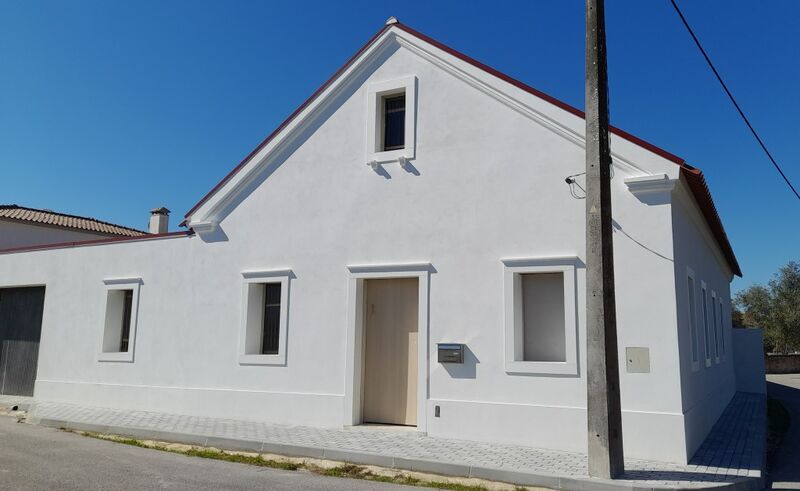 Moradia V3 Monte Redondo Leiria à venda - painel solar, sótão, garagem, bbq, jardim