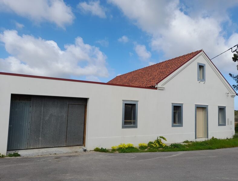 Moradia V3 Monte Redondo Leiria à venda - painel solar, sótão, garagem, bbq, jardim