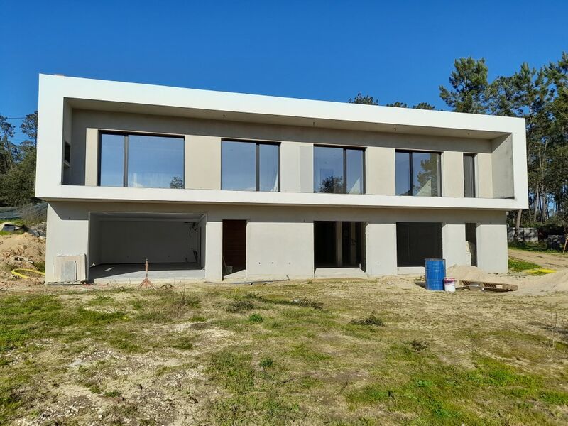Moradia V3 Monte Redondo Leiria para comprar - aquecimento central, ar condicionado, varanda, piso radiante, bbq, garagem, jardim, painel solar