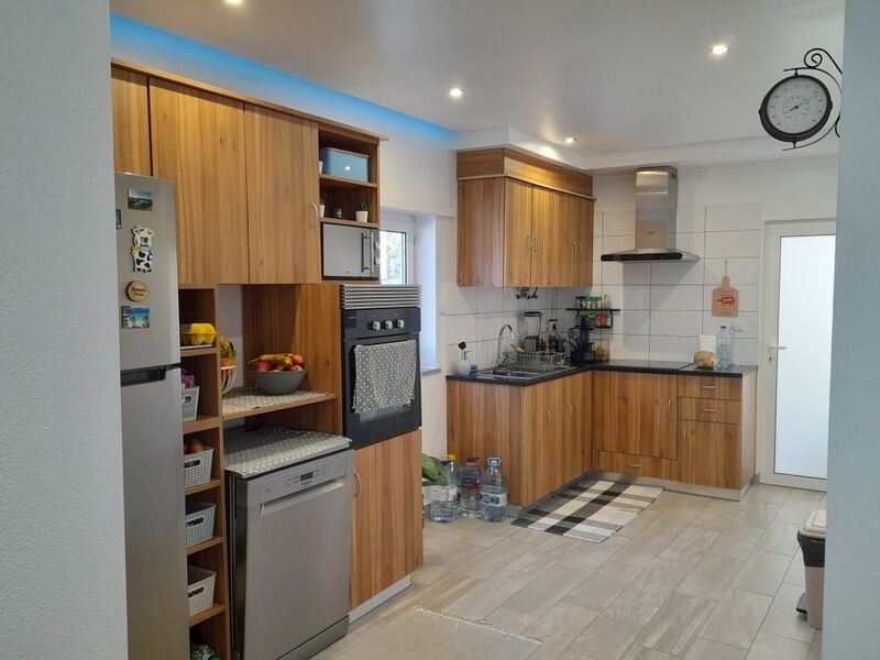 Moradia V4 Vieira de Leiria Marinha Grande - garagem, marquise, ar condicionado, jardim, piscina, bbq, sótão