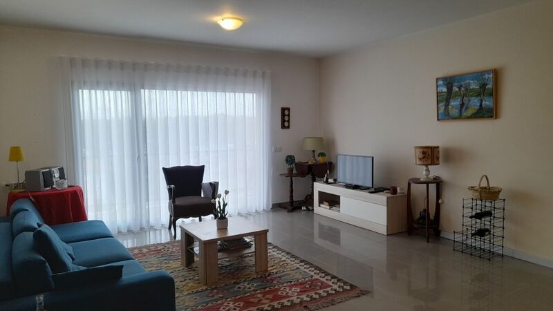 Apartment in the center 3 bedrooms Guia Pombal - equipped, balcony, 2nd floor, central heating, barbecue, garage, garden, parking lot, solar panels, playground
