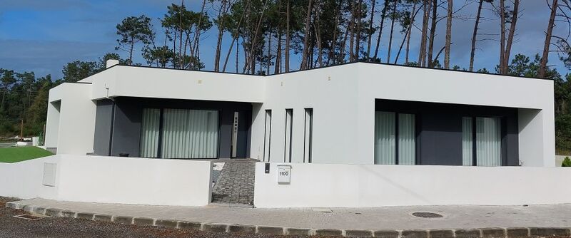 Moradia Moderna V4 Coimbrão Leiria - painéis solares, jardim, portão automático, garagem, aquecimento central, piso radiante