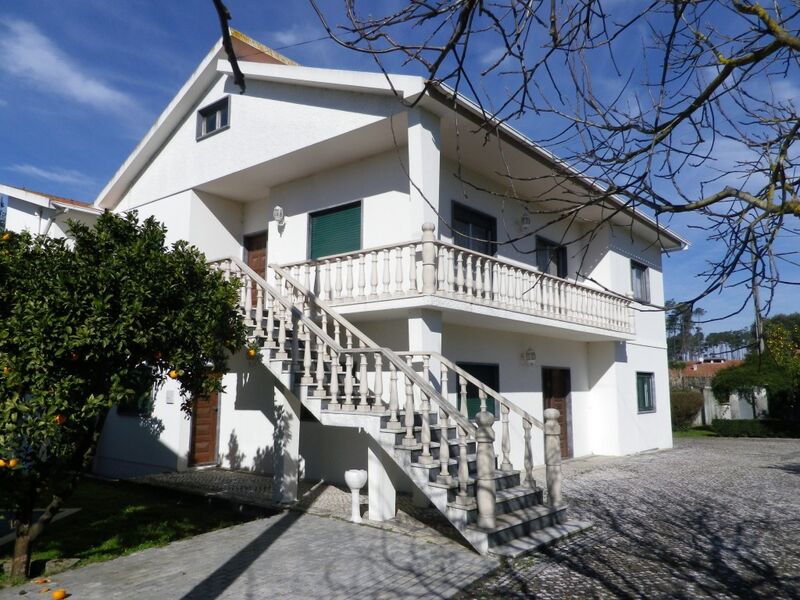 Moradia V5 Monte Redondo Leiria - cozinha equipada, varanda, portão automático, garagem, aquecimento central, jardim, lareira, rega automática