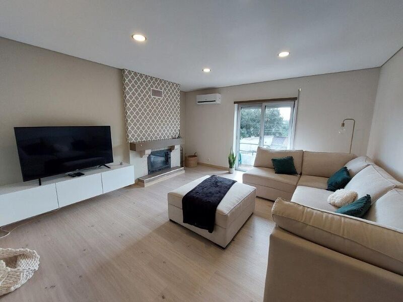 Apartamento T3 Renovado em bom estado Monte Real Leiria - 1º andar, garagem, ar condicionado, varanda, lareira, equipado