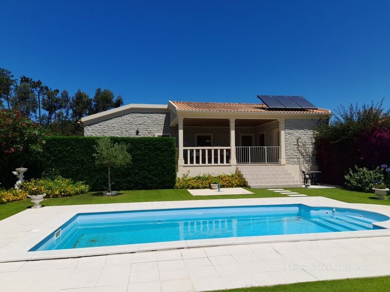 Moradia V4 Coimbrão Leiria - rega automática, garagem, bbq, salamandra, aquecimento central, painéis solares, jardim, lareira, piscina, terraço, alarme