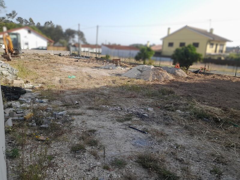 Land with 590sqm Monte Redondo Leiria - construction viability, water, electricity, easy access, mains water