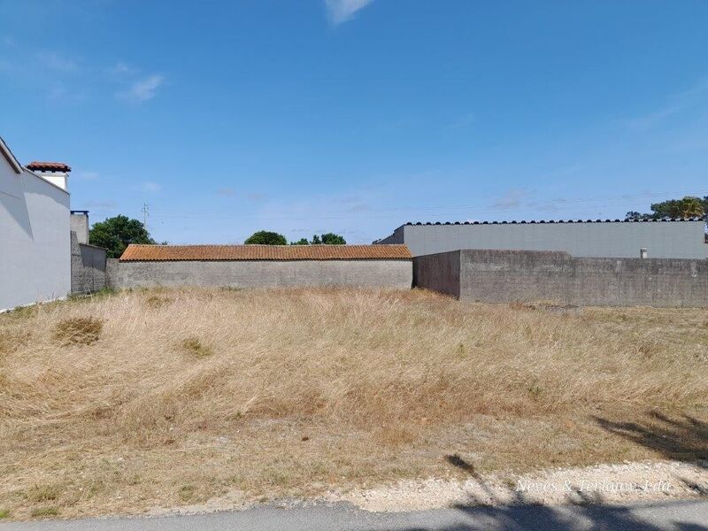 Land with 540sqm Monte Redondo Leiria - water, construction viability, mains water, electricity, easy access