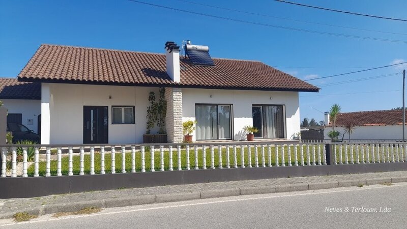 Moradia V5 em bom estado Grou Pombal - jardim, varanda, terraço, painéis solares, lareira, sótão, rega automática, bbq, garagem