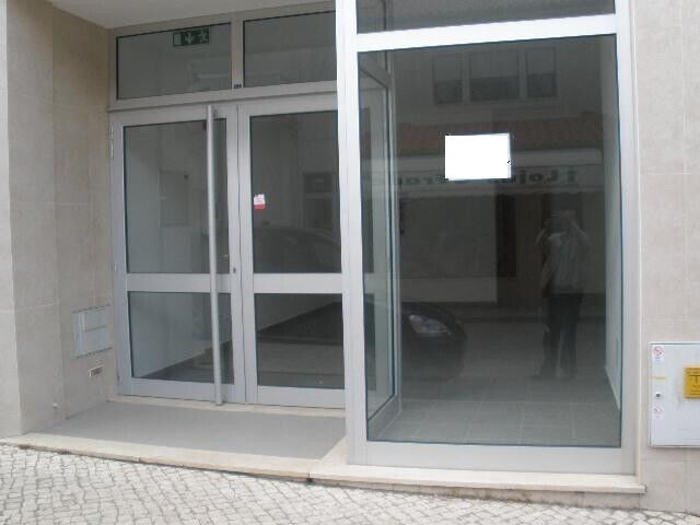 Loja no centro Leiria - garagem, excelente localização, arrecadação, montra, wc