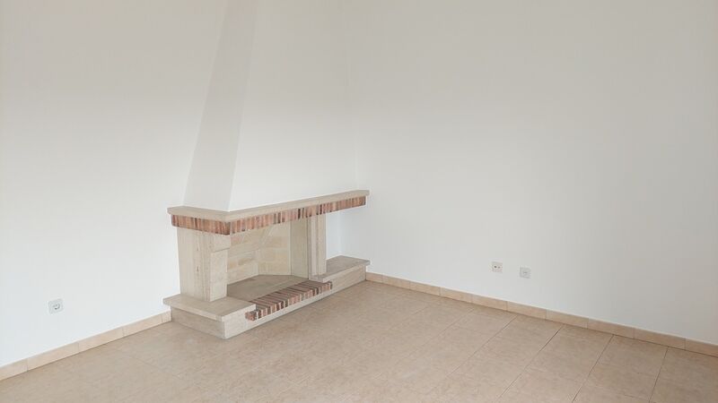 Apartamento no centro T2 Monte Real Leiria - garagem, varanda, lareira, cozinha equipada