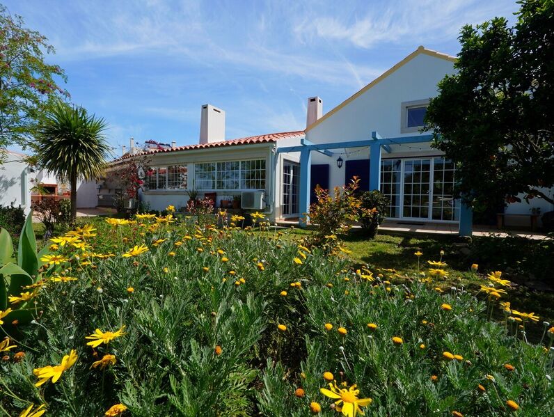 House 4 bedrooms Miragaia Lourinhã - double glazing, garden, solar panels, barbecue, air conditioning, fireplace, equipped kitchen