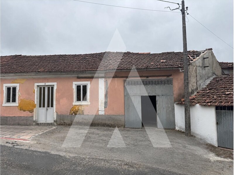 Moradia Térrea para Recuperar com Garagem em Caranguejeira, Leiria