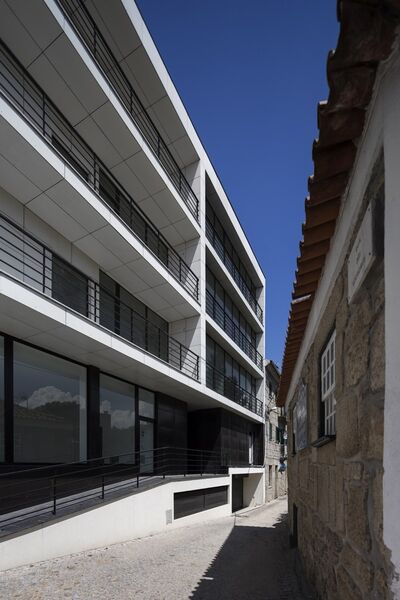 Venda de Apartamento T2 novo no centro Vila Nova de Tazem Gouveia - vidros duplos, garagem, arrecadação, ar condicionado