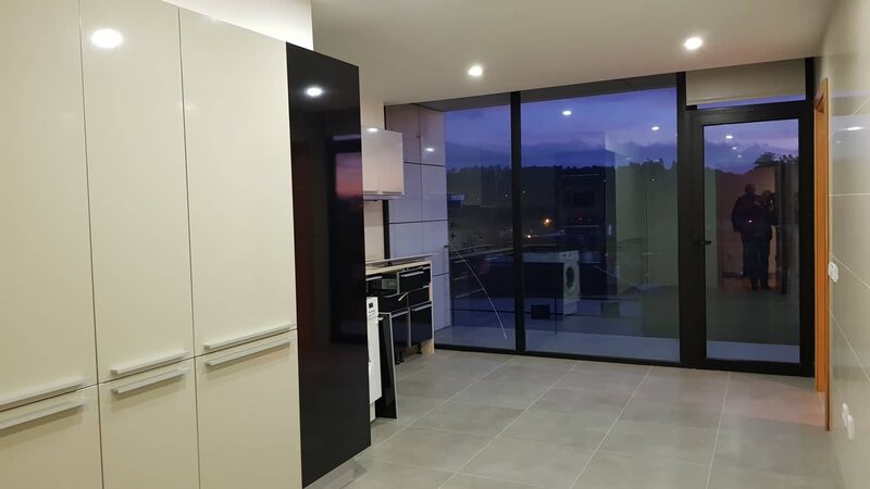 апартаменты отличное месторасположение T2 Vila Nova de Tazem Gouveia - веранда, система кондиционирования, гараж, двойные стекла, подсобное помещение, экипированная кухня