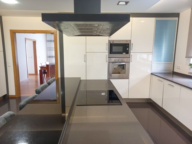 Moradia V5 Semi nova junto ao centro Seia à venda - painéis solares, lareira, detector de incêndio, mobilado, terraço, piscina, jardim, sótão, aquecimento central, rega automática, equipado, vidros duplos, piso radiante, varandas