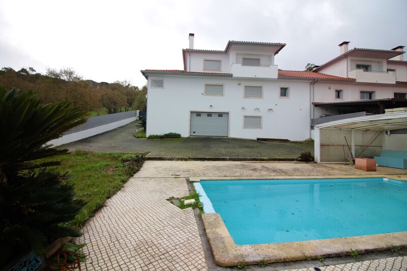 House 3+1 bedrooms Semidetached spacious Urbanização dos Camarinhos Leiria - alarm, terrace, swimming pool, gardens, garage