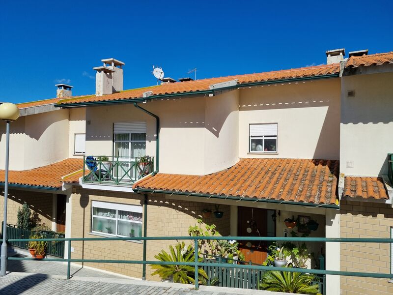 House Semidetached well located 4+1 bedrooms Gouveia - tennis court, swimming pool, balconies, air conditioning, garage, balcony, central heating, boiler