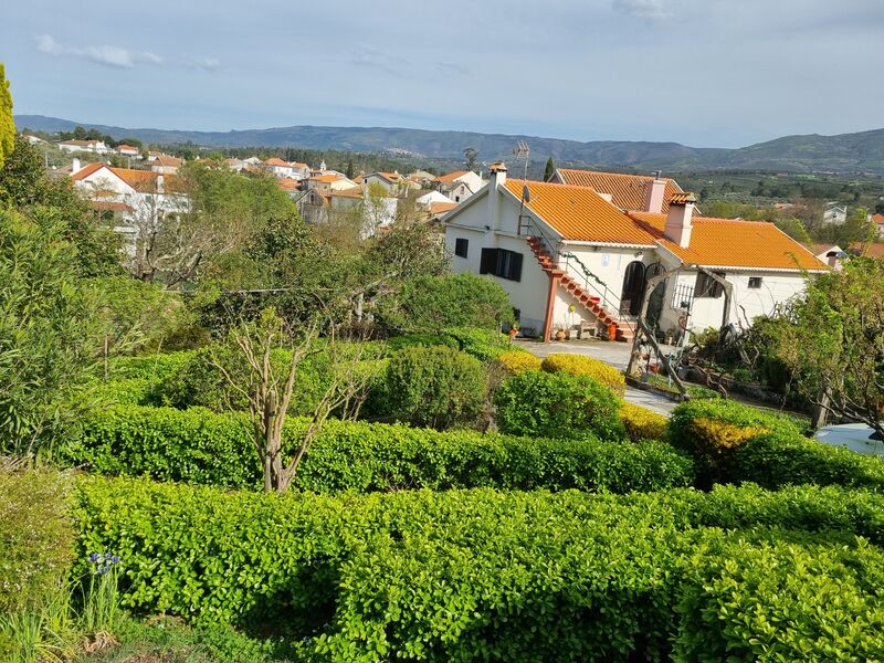 усадьба V3 Vila Cortês da Serra Gouveia - экипированная кухня, колодец, бассейн, экипированная, гараж, фруктовые деревья, вода, оливковые деревья, сад