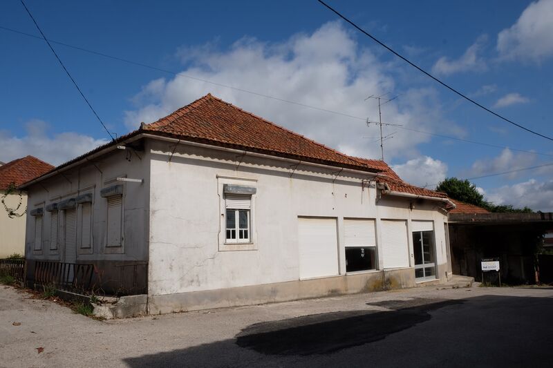 Casa por recuperar V3 à venda Juncal Porto de Mós - garagem
