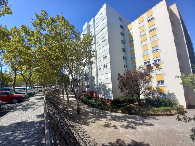Apartamento T3 Santo António de Cavaleiros Loures - cozinha equipada, jardim, vidros duplos, arrecadação