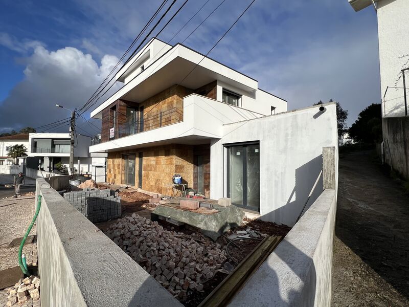 Moradia V4 de luxo Chão do Bispo Santo António dos Olivais Coimbra para venda - vidros duplos, jardim, painéis solares, varandas, garagem