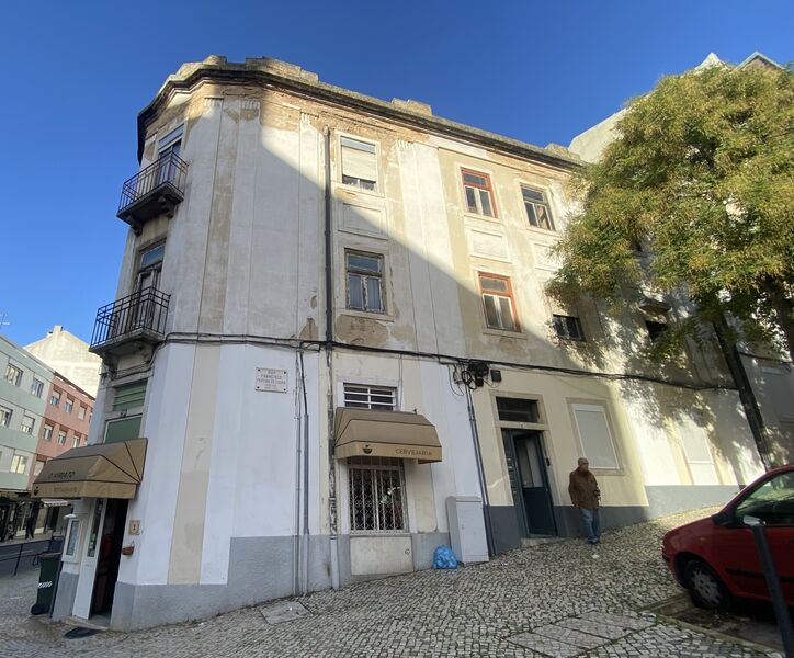 Apartamento para recuperar T3 São Domingos de Benfica Lisboa - jardim, 1º andar
