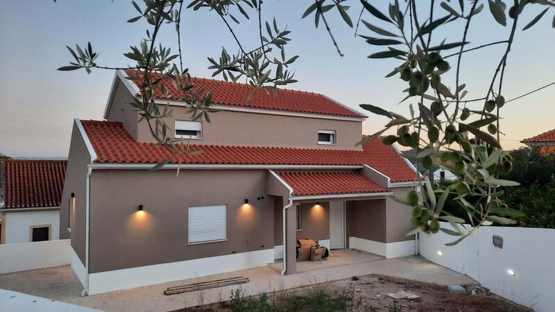 House new under construction 3 bedrooms Cadaval - swimming pool, equipped kitchen, garden, solar panels, double glazing
