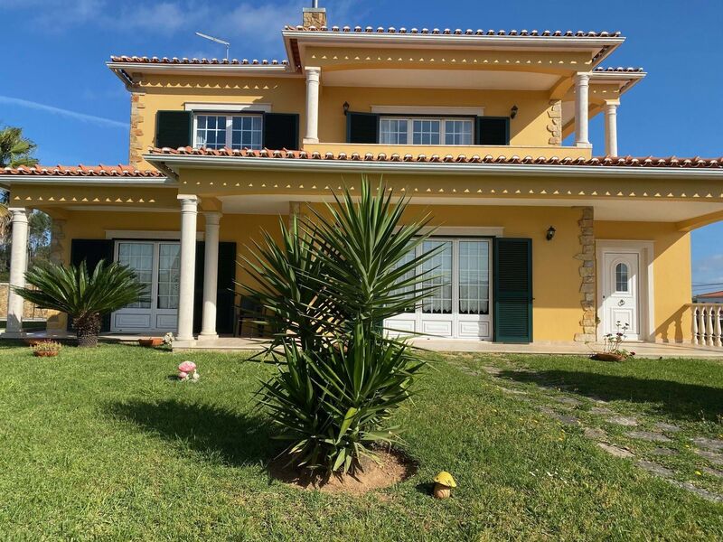 House V4 Turquel Alcobaça - barbecue, automatic gate, garage, store room, garden, beautiful view, balcony, equipped kitchen