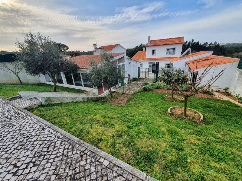 жилой дом Salir de Matos Caldas da Rainha - веранда, гараж, сад, бассейн, солнечные панели, камин, центральное отопление