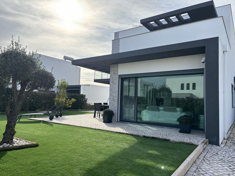 Moradia Moderna V4 Carvalhal Bombarral - painéis solares, jardim, terraço, garagem, cozinha equipada, bbq, piso radiante, piscina, varanda, ar condicionado