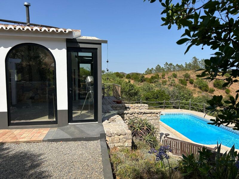 Moradia Moderna V2 Santa Catarina da Fonte do Bispo Tavira - ar condicionado, vidros duplos, piscina, vista mar, terraço, lareira, painéis solares, jardim, mobilado