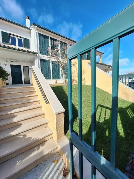 Moradia V4 em banda São Martinho do Porto Alcobaça - aquecimento central, bbq, lareira, terraço, jardim, varanda, caldeira, vidros duplos, piscina, garagem