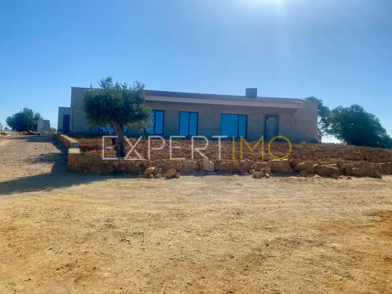 Maison V3 en construction Algoz Silves - garage, grenier, double vitrage, balcons, cuisine équipée, panneaux solaires, plancher chauffant, climatisation