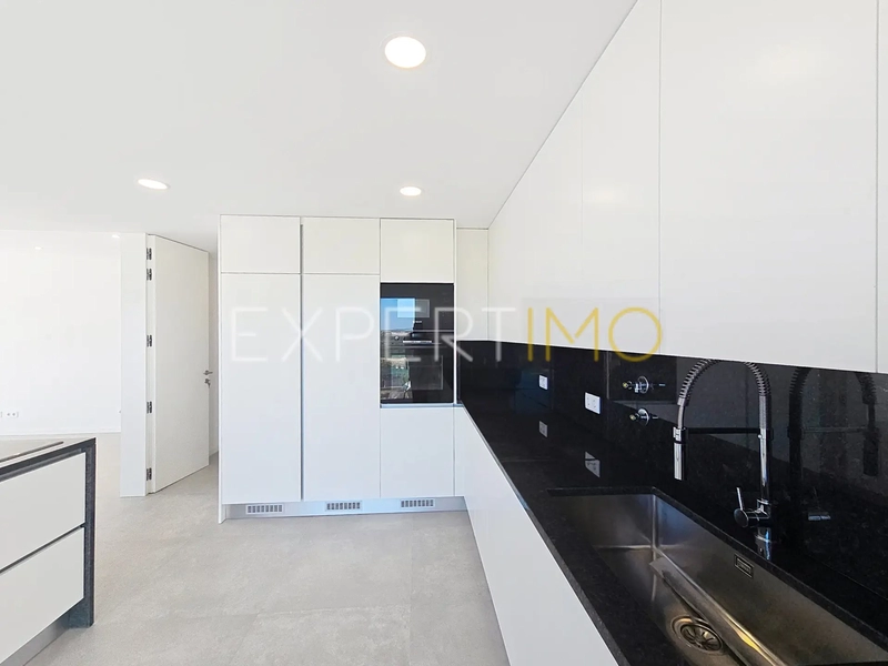 House 3 bedrooms Luxury near the beach Portimão - equipped kitchen, store room, solar panel, terrace, balconies, garden, garage, solar panels, double glazing